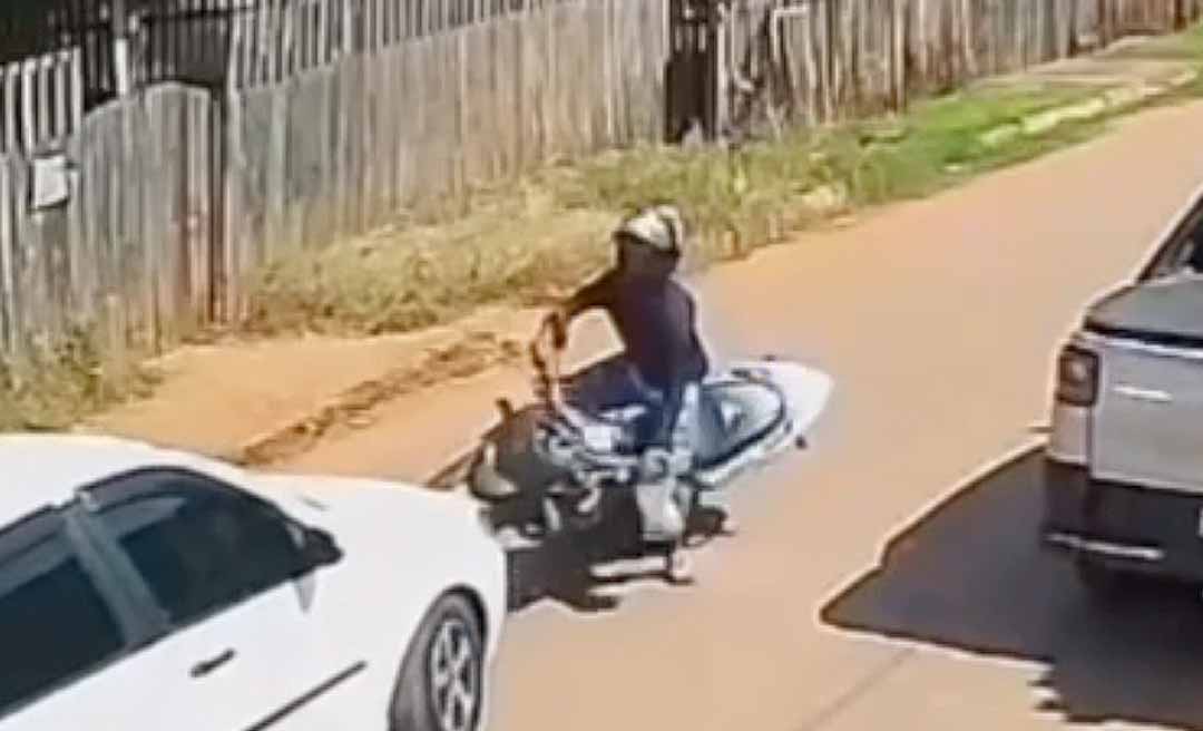 Grave acidente de trânsito é registrado por câmeras de segurança no Acre; motociclista tem órgãos internos expostos