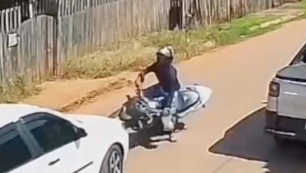 Grave acidente de trânsito é registrado por câmeras de segurança no Acre; motociclista tem órgãos internos expostos