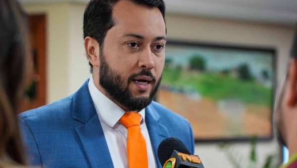 Jarude denuncia descaso com famílias acampadas em frente à Aleac e questiona prioridades do orçamento estadual