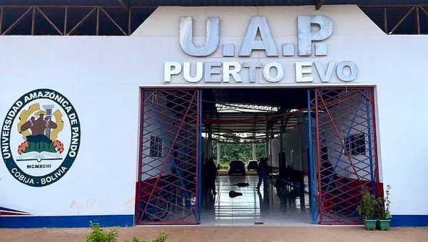 Brasileiros que estudam Medicina em Puerto Evo Morales, fronteira com o Acre, denunciam abusos, assédio sexual e negligência