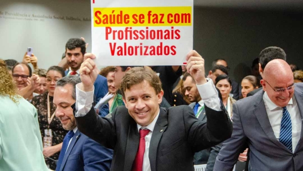 Com relatoria de Eduardo Velloso, piso salarial de médicos e cirurgiões-dentistas é aprovado em comissão