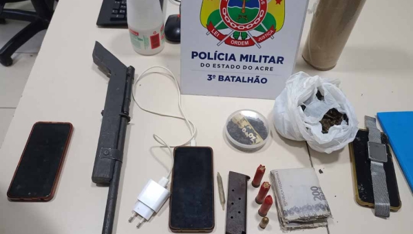 Adolescente denuncia agressão familiar, e operação em sua casa encontra armas, drogas e resistência à prisão