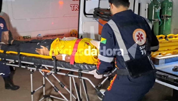 Colisão entre carro e moto na região do Calafate deixa jovem ferido; motociclista não teria respeitado preferencial