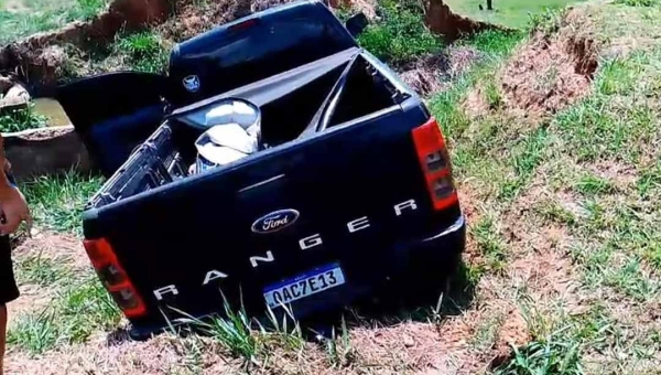 Caminhonete despenca em ribanceira na BR-364, próximo a Fundação Hospitalar; veículo foi abandonado