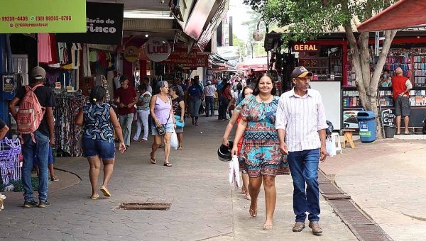 Movimentação ainda é “fraca” em busca dos presentes de Natal no Calçadão da Benjamim Constant, a nossa “25 de Março”