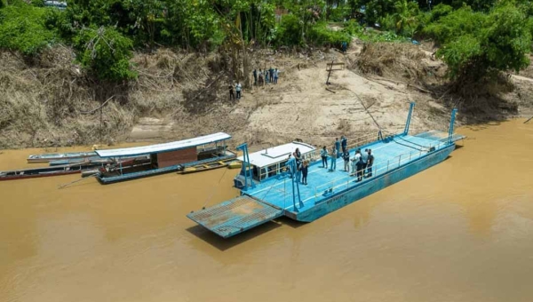 Governo proíbe travessia de caminhões boiadeiros com peso superior a 20 toneladas em balsa em Xapuri
