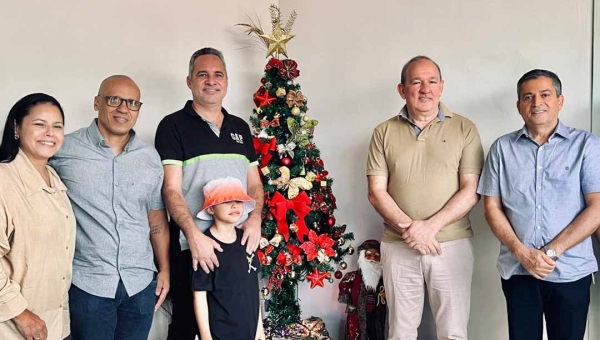 Servidores da Secretaria de Governo instalam árvore de Natal em ambiente de confraternização