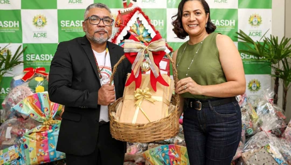 Mailza Assis entrega mais de 800 brinquedos arrecadados pelo Estado para a campanha Papai Noel dos Correios 2024