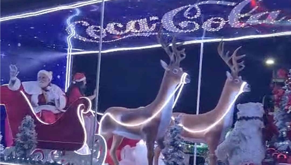 Caravana de Natal da Coca-Cola chama a atenção nas ruas de Rio Branco nesta sexta-feira