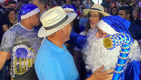 Com abraço do prefeito no Papai Noel Azul, Rio Branco dá início à magia do Natal na Praça da Revolução com o acender das luzes natalinas