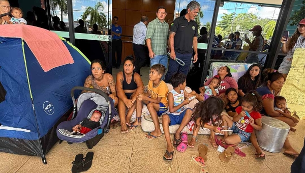 Sem tetos que estão acampados no hall da Aleac radicalizam e fecham entradas da Casa Legislativa