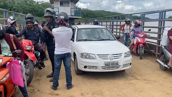 Moradores de Rodrigues Alves criticam condições de travessia no Rio Juruá: "É uma balsa ou um curral de boi"