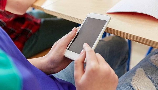 Comissões da Aleac decidem vetar o uso de celular em sala de aula; texto vai ao plenário amanhã