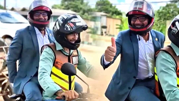 Em Santa Rosa do Purus, Gladson pega mototáxi para ir a solenidade