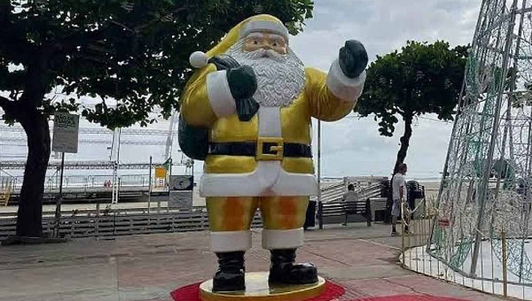 A exemplo de Rio Branco, Balneário Camboriú também muda as cores do Papai Noel