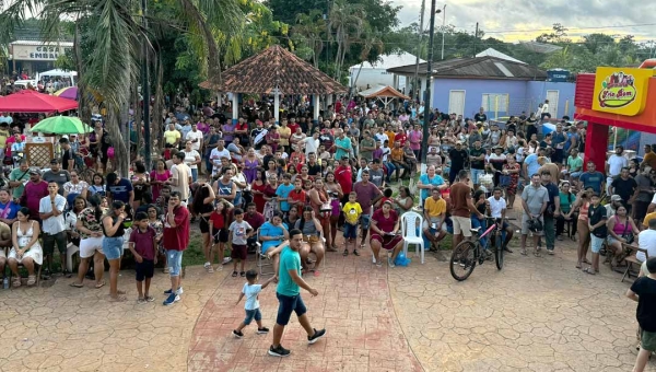 Bingão da turma de matemática da UEA reúne grande multidão na Praça Assém Mustafa, em Boca do Acre
