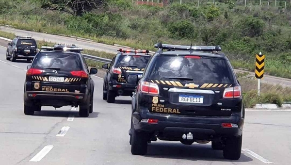 PF realiza operação contra organização criminosa especializada em contrabando de cigarros no Acre