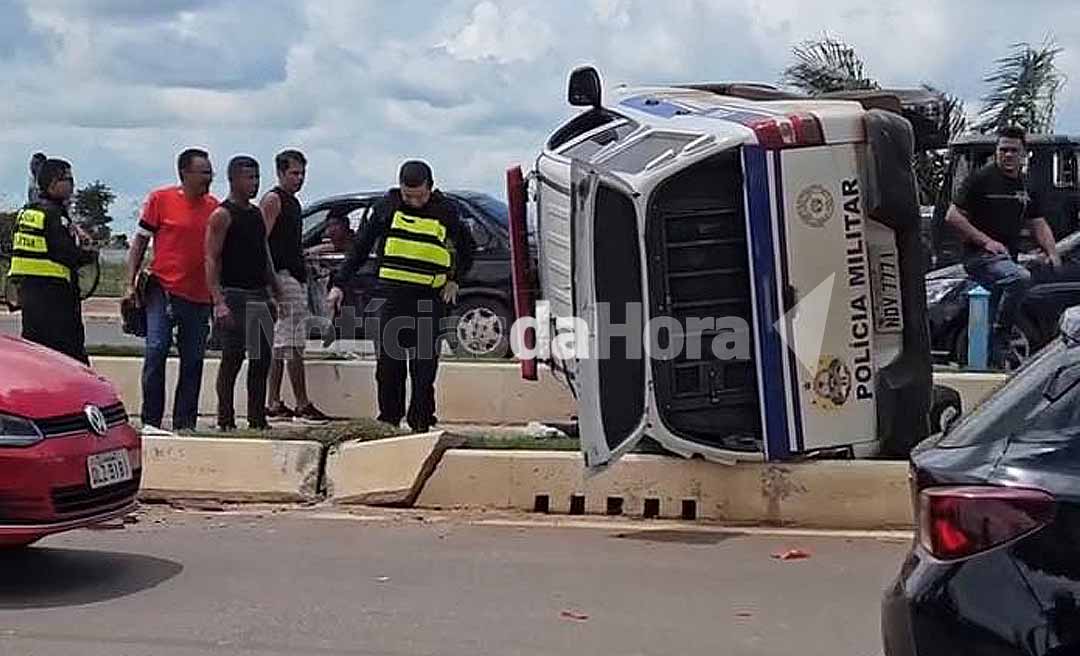 Viatura da PM tomba durante perseguição na Via Chico Mendes; policiais ficam feridos