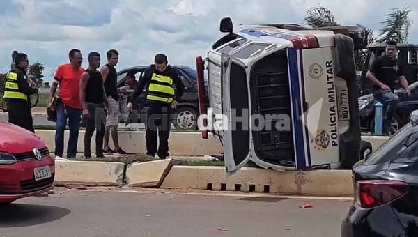 Viatura da PM tomba durante perseguição na Via Chico Mendes; policiais ficam feridos