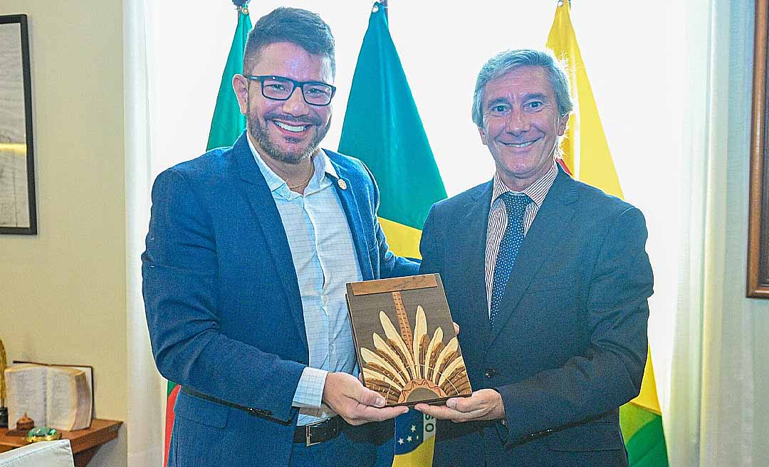 Gladson Cameli recebe embaixador de Portugal que está no Acre para a abertura da exposição ’50 anos da Revolução dos Cravos’