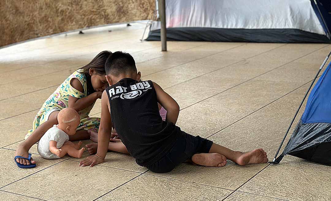 Invisíveis à visão dos deputados estaduais, famílias acampadas no hall da Aleac amargam o abandono; orçamento para habitação é ‘ínfimo’