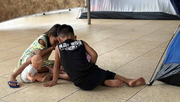 Invisíveis à visão dos deputados estaduais, famílias acampadas no hall da Aleac amargam o abandono; orçamento para habitação é ‘ínfimo’