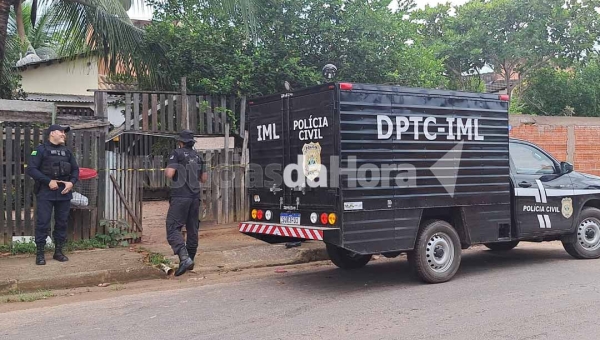 Homem é encontrado morto em frente à sua casa no bairro Cidade do Povo; crime pode estar relacionado à guerra entre facções