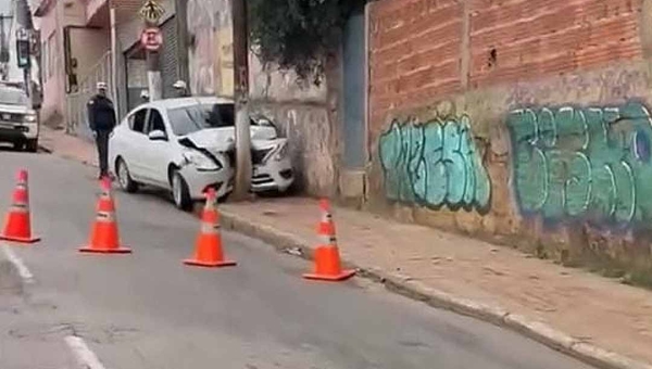 Motorista sofre mal súbito e veículo colide contra poste em Rio Branco; vítima é salva por passageiro