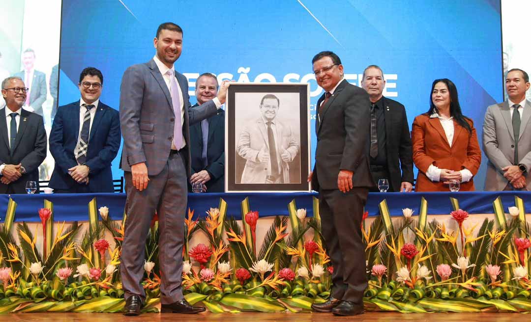 Nicolau Júnior homenageia Luiz Gonzaga com quadro exclusivo na sessão de encerramento do ano legislativo