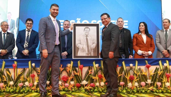 Nicolau Júnior homenageia Luiz Gonzaga com quadro exclusivo na sessão de encerramento do ano legislativo