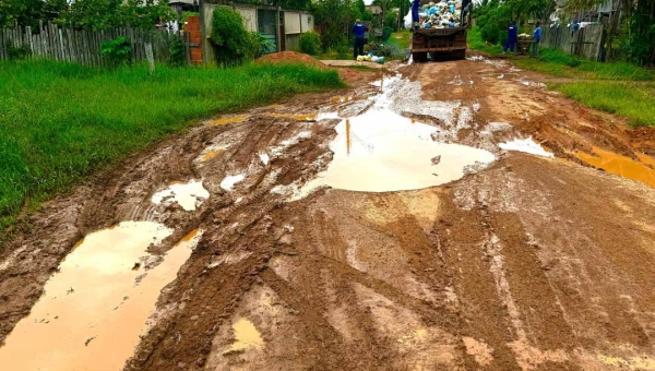 Comerciantes reclamam de queda em movimento devido às péssimas condições da Rua do Gago, no Platô do Piquiá