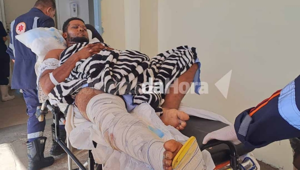 Venezuelano sofre graves ferimentos em colisão frontal no centro de Íñapari, no Peru; vítima é atendida em Brasiléia