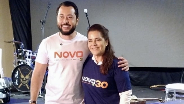 Mara recebe camisa do Novo de Jarude, é anunciada como pré-candidata ao Senado pelo partido e diz: “O novo sempre vem”