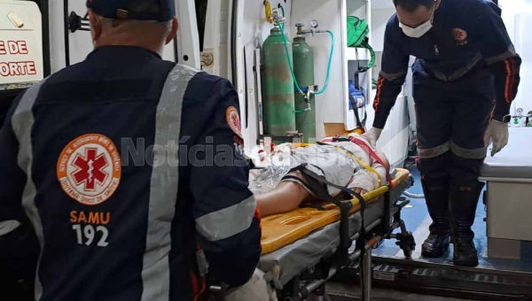 Acidente de trânsito deixa motociclista ferida na Conquista; condutor da outra moto não respeitou sinalização de parada