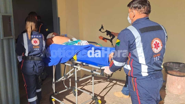 Homem é atacado com terçado após bebedeira com amigo; estado de saúde da vítima é gravíssimo