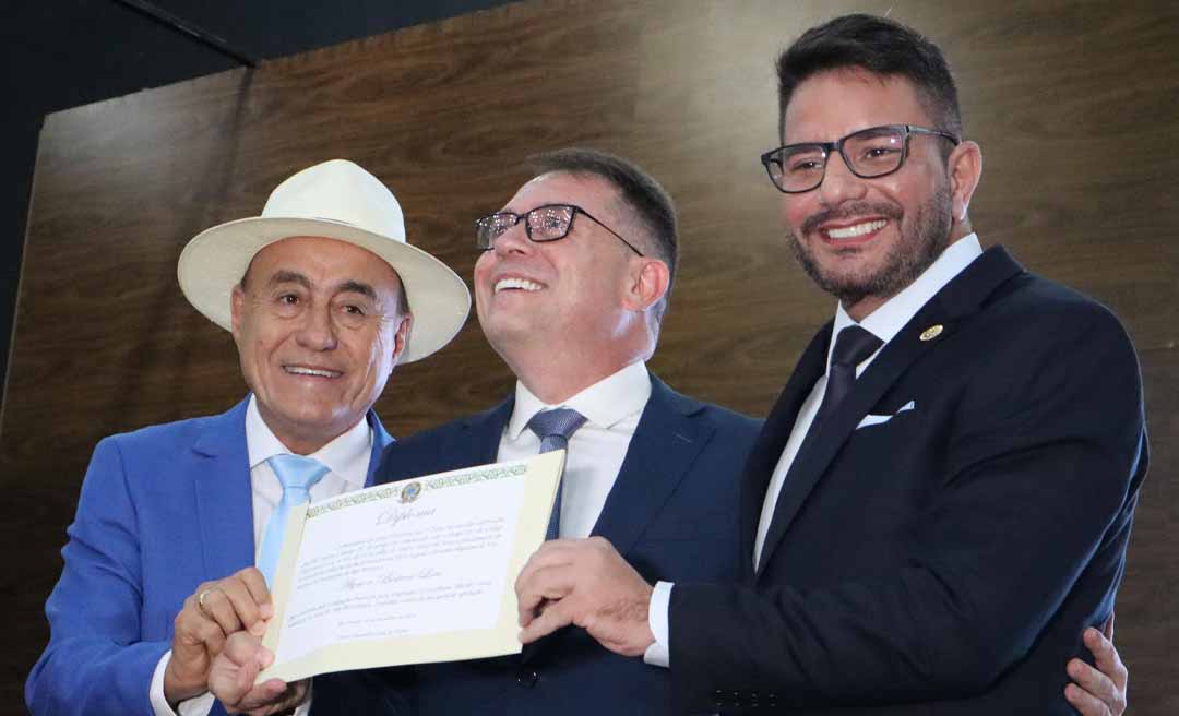 De chapéu e terno azul, Bocalom chega para ser diplomado e diz que quer ser reconhecido ao final de seu mandato como um “bom prefeito”