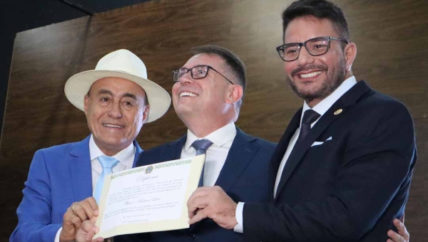 De chapéu e terno azul, Bocalom chega para ser diplomado e diz que quer ser reconhecido ao final de seu mandato como um “bom prefeito”