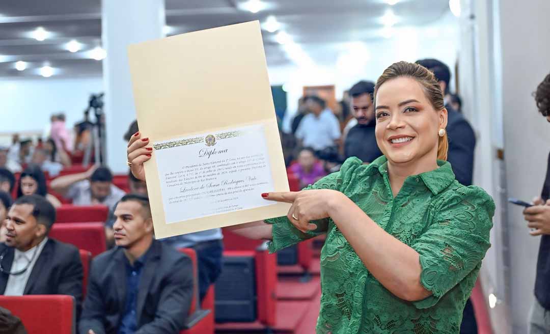 “Esse diploma é do povo”, destaca Lucilene da Droga Vale durante diplomação no Teatro da Ufac