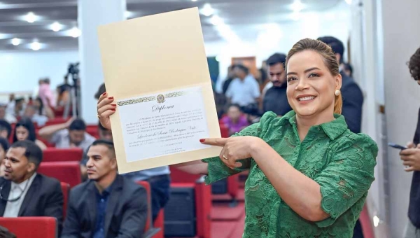 “Esse diploma é do povo”, destaca Lucilene da Droga Vale durante diplomação no Teatro da Ufac