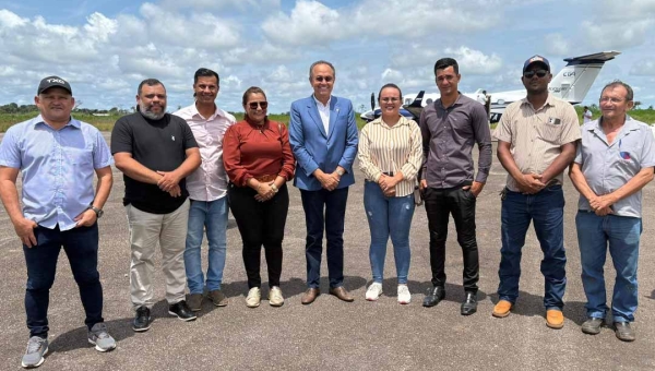 Vereadora Ana Queiroz acompanha Silas Câmara, em visita ao Frigorífico Frigoraça