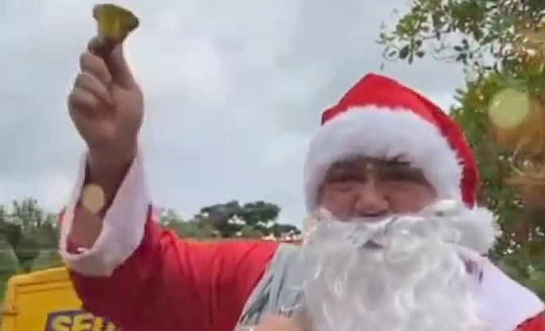 Cesário do PT se veste de Papai Noel e entrega brinquedos a alunos de escola na zona rural de Rio Branco