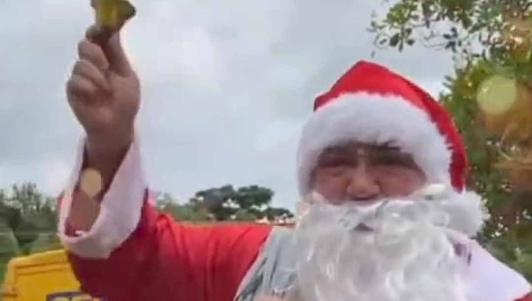 Cesário do PT se veste de Papai Noel e entrega brinquedos a alunos de escola na zona rural de Rio Branco