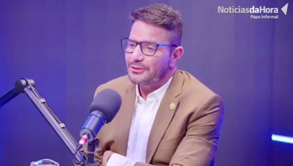 “2024 emocionante”, diz Gladson ao comentar sobre árvore de Natal que pegou fogo em frente ao Palácio