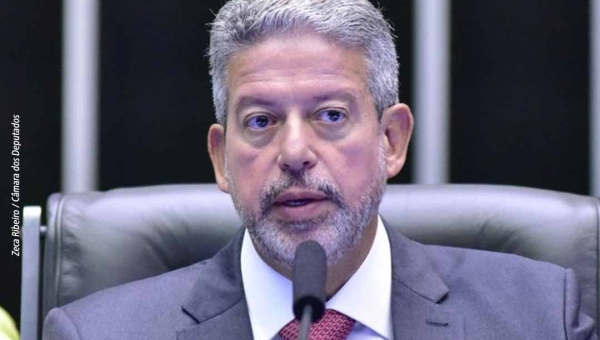 Lira interrompe recesso e convoca reunião de líderes para discutir bloqueio de emendas