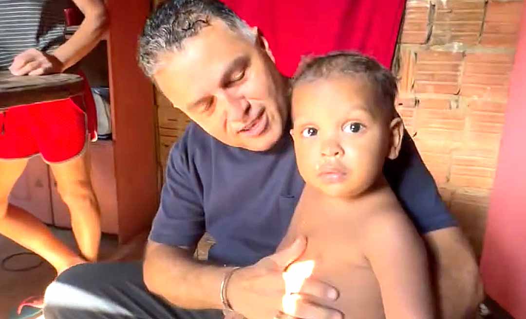 Eber Machado aquece noite de Natal de família da Baixada da Sobral: ‘Solidariedade não tem hora’