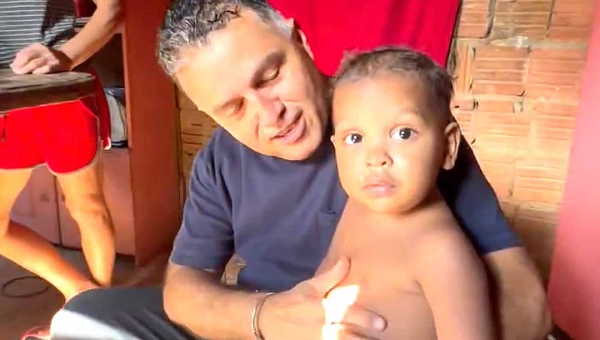 Eber Machado aquece noite de Natal de família da Baixada da Sobral: ‘Solidariedade não tem hora’