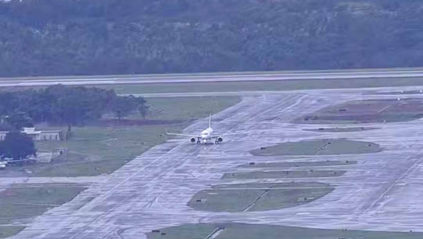 Avião da companhia aérea Latam faz pouso forçado em Brasília após emergência