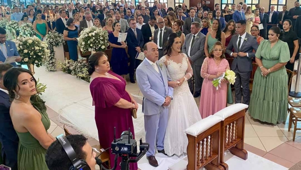 Eles dizem sim! Prefeito Bocalom e advogada Kellen Nunes se unem em cerimônia religiosa na Igreja Santa Inês