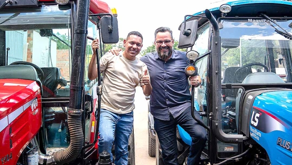 Senador Alan Rick e Prefeito Jerry entregam tratores e equipamentos em Assis Brasil
