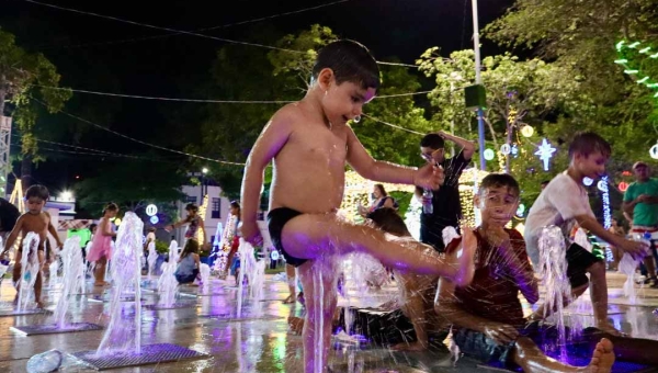 Fonte luminosa na Praça da Revolução encanta crianças e vira destaque das festas de fim de ano em Rio Branco